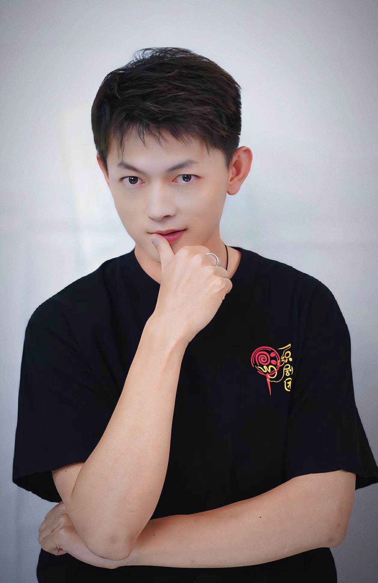 穿黑色衣服的男孩
描述已自动生成