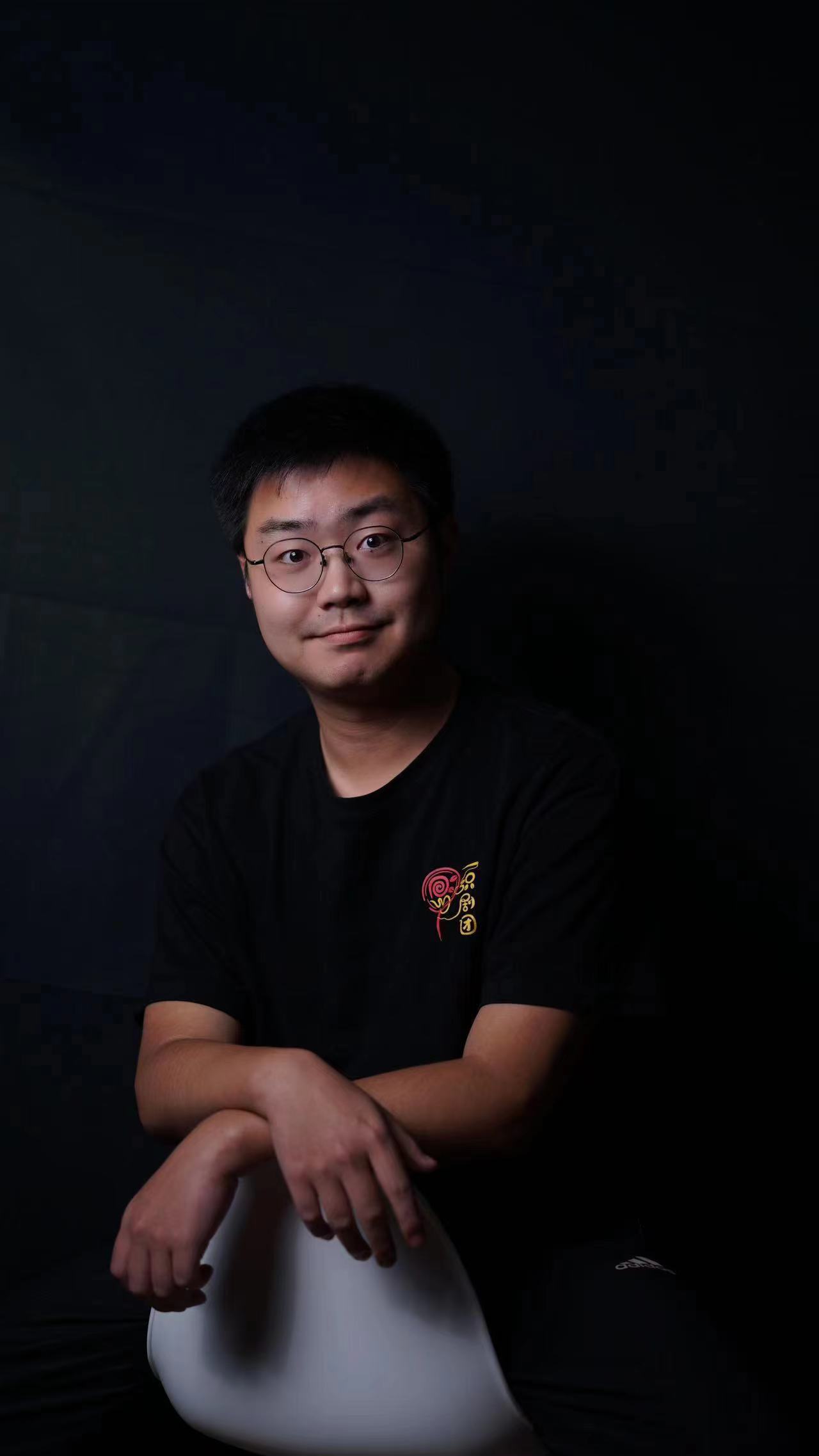 男人在黑暗里
描述已自动生成